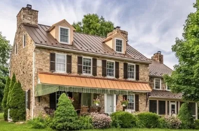 Cén teicneolaíocht sciath PVDF a dhéanann an díon miotail seam is fearr atá f...